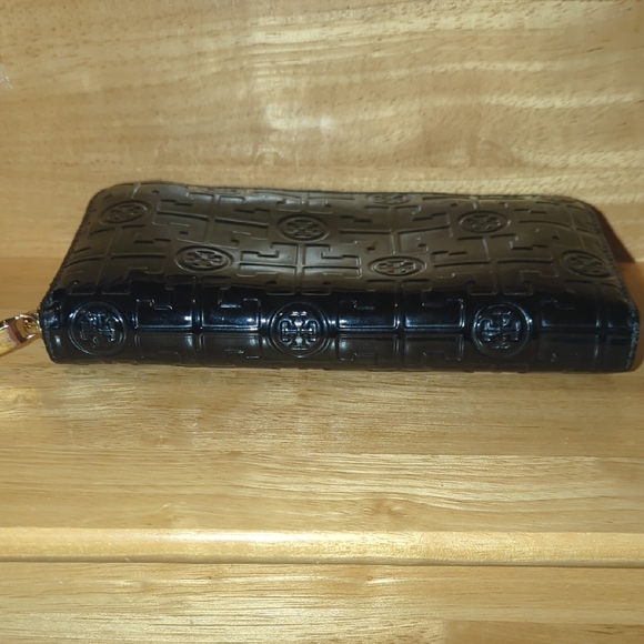 Sleek Black Tory Burch Wallet with Gold Zipper - Picture 3 of 9
